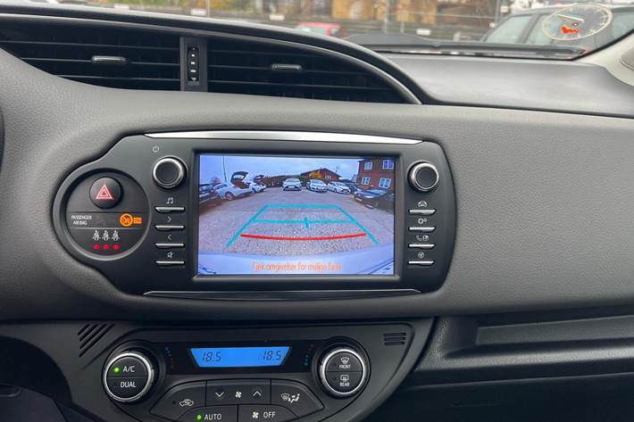 Sølv Toyota Yaris fra 2018