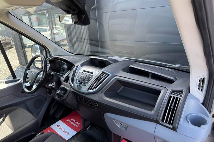 Orange Ford Transit 470 L4 Chassis fra 2018