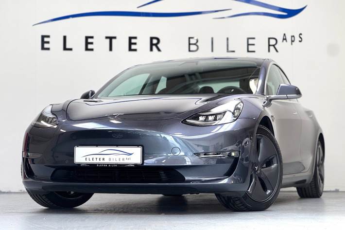 Grå Tesla Model 3 fra 2020