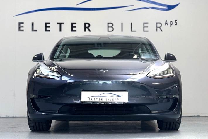 Grå Tesla Model 3 fra 2020