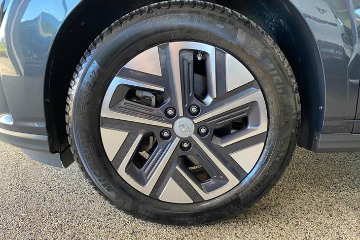 Grå Hyundai Kona fra 2021