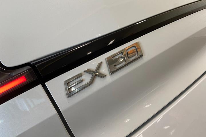 Hvid Volvo EX30 fra 2025