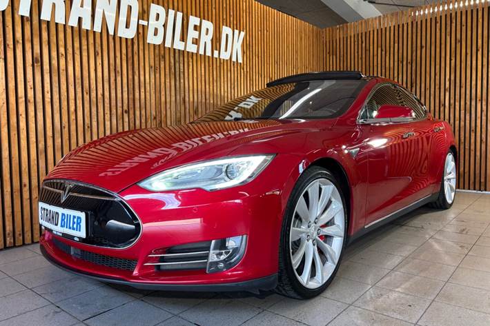 Rød Tesla Model S fra 2015