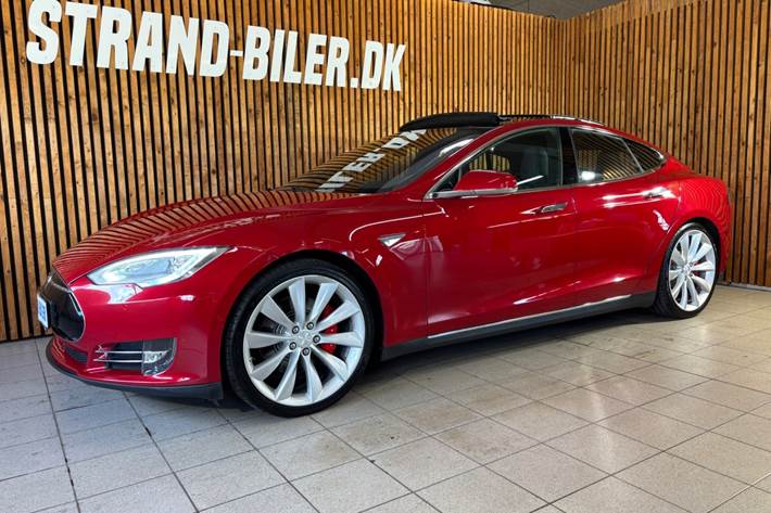 Rød Tesla Model S fra 2015