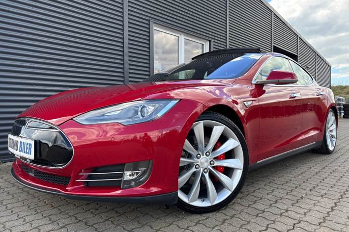 Rød Tesla Model S fra 2015