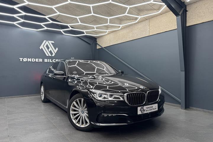 Sort BMW 730d fra 2018 set udefra