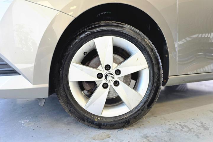 Beige Skoda Fabia fra 2019