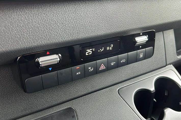 Hvid Mercedes Sprinter 317 fra 2024