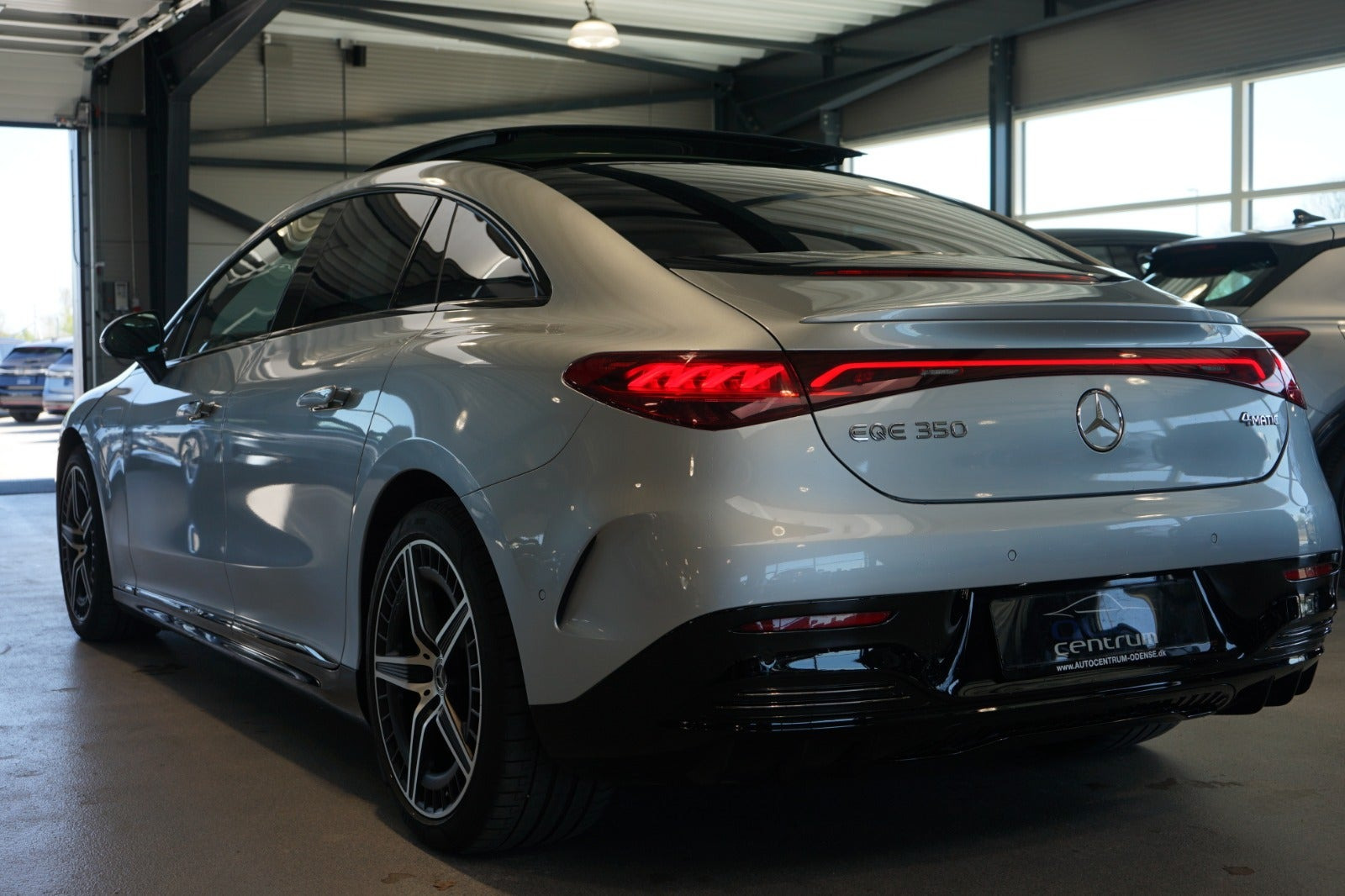 Sølv Mercedes EQE350 fra 2023
