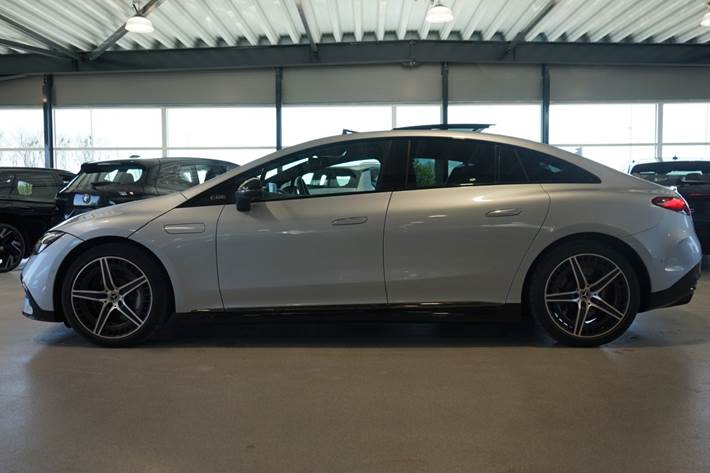 Sølv Mercedes EQE350 fra 2023