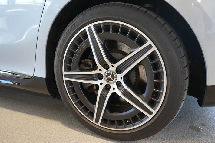 Sølv Mercedes EQE350 fra 2023