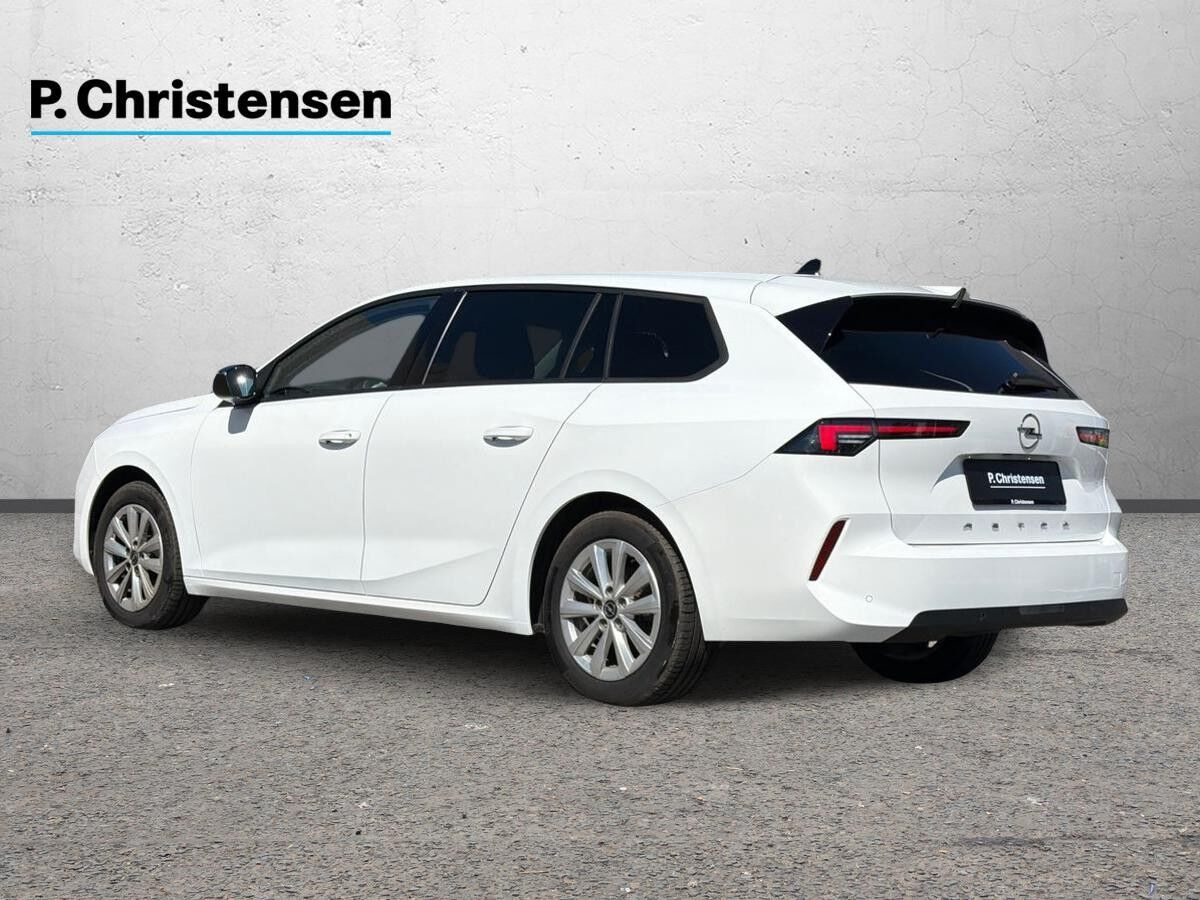 Hvid Opel Astra fra 2024