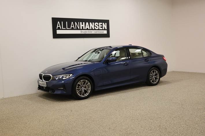Blå BMW 330e fra 2021