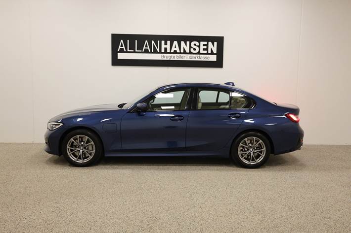 Blå BMW 330e fra 2021