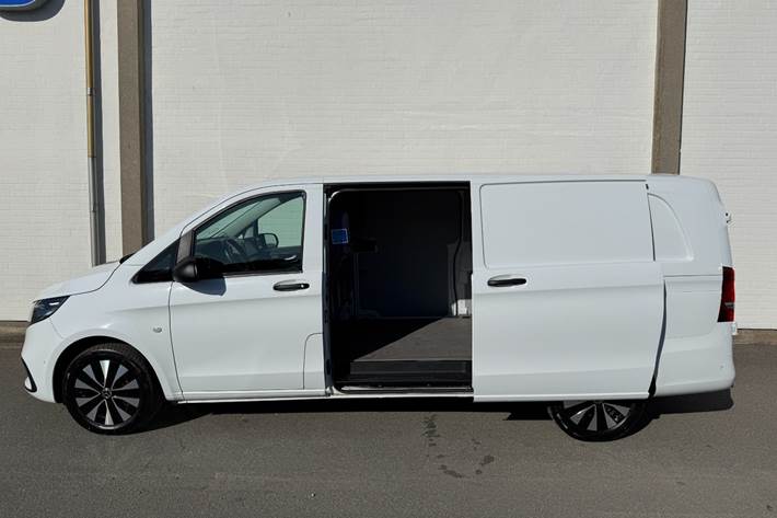 Hvid Mercedes Vito 119 fra 2024