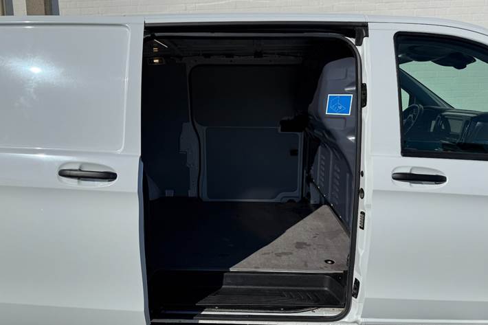 Hvid Mercedes Vito 119 fra 2024