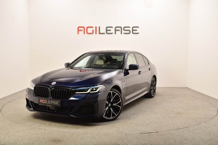 Blå BMW 545e fra 2023