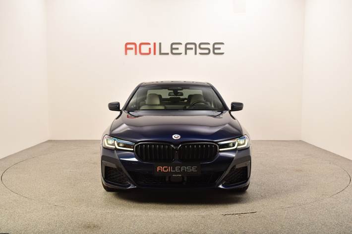 Blå BMW 545e fra 2023