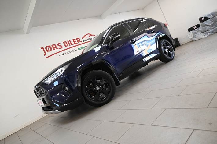 Blå Toyota RAV4 fra 2020 set udefra