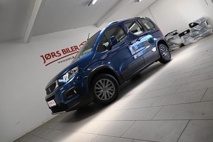 Blå Peugeot Rifter fra 2019 set udefra