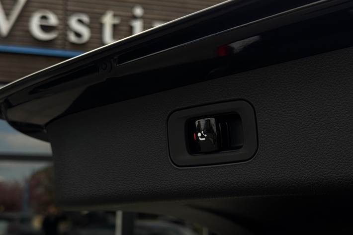 Sort Mercedes E300 e fra 2025