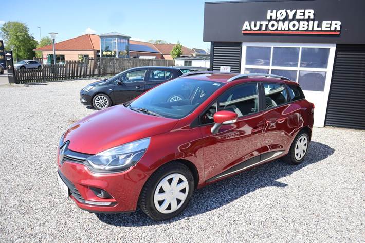 Rød Renault Clio IV fra 2019 set udefra