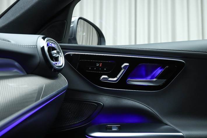 Grå Mercedes C300 e fra 2023