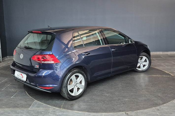 Blå VW Golf VII fra 2014