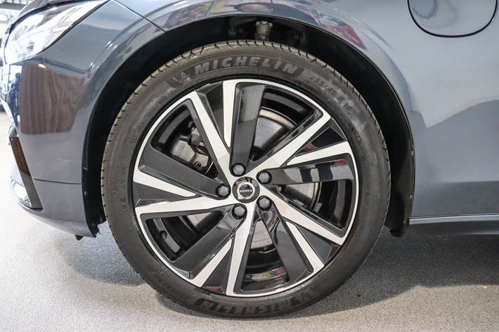 Blå Volvo V90 fra 2023