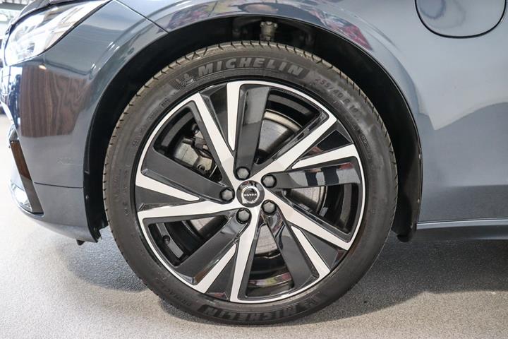 Blå Volvo V90 fra 2023