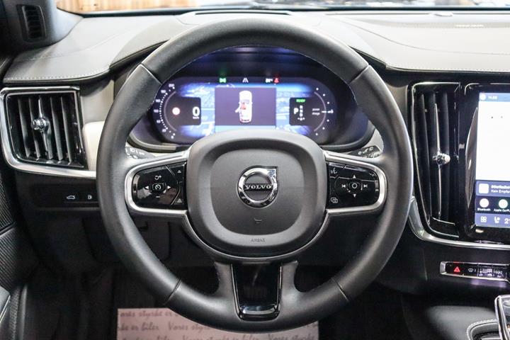 Blå Volvo V90 fra 2023