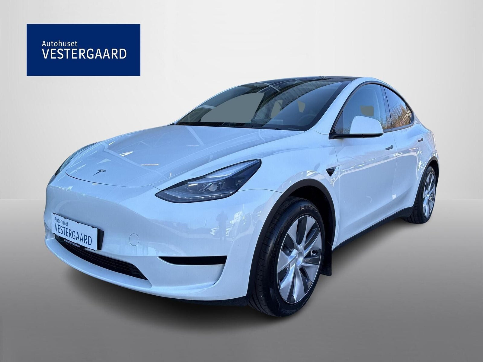 Hvid Tesla Model Y fra 2024