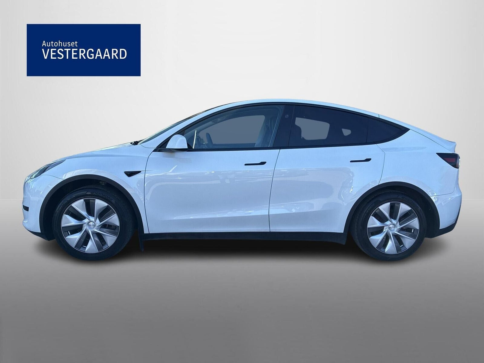 Hvid Tesla Model Y fra 2024