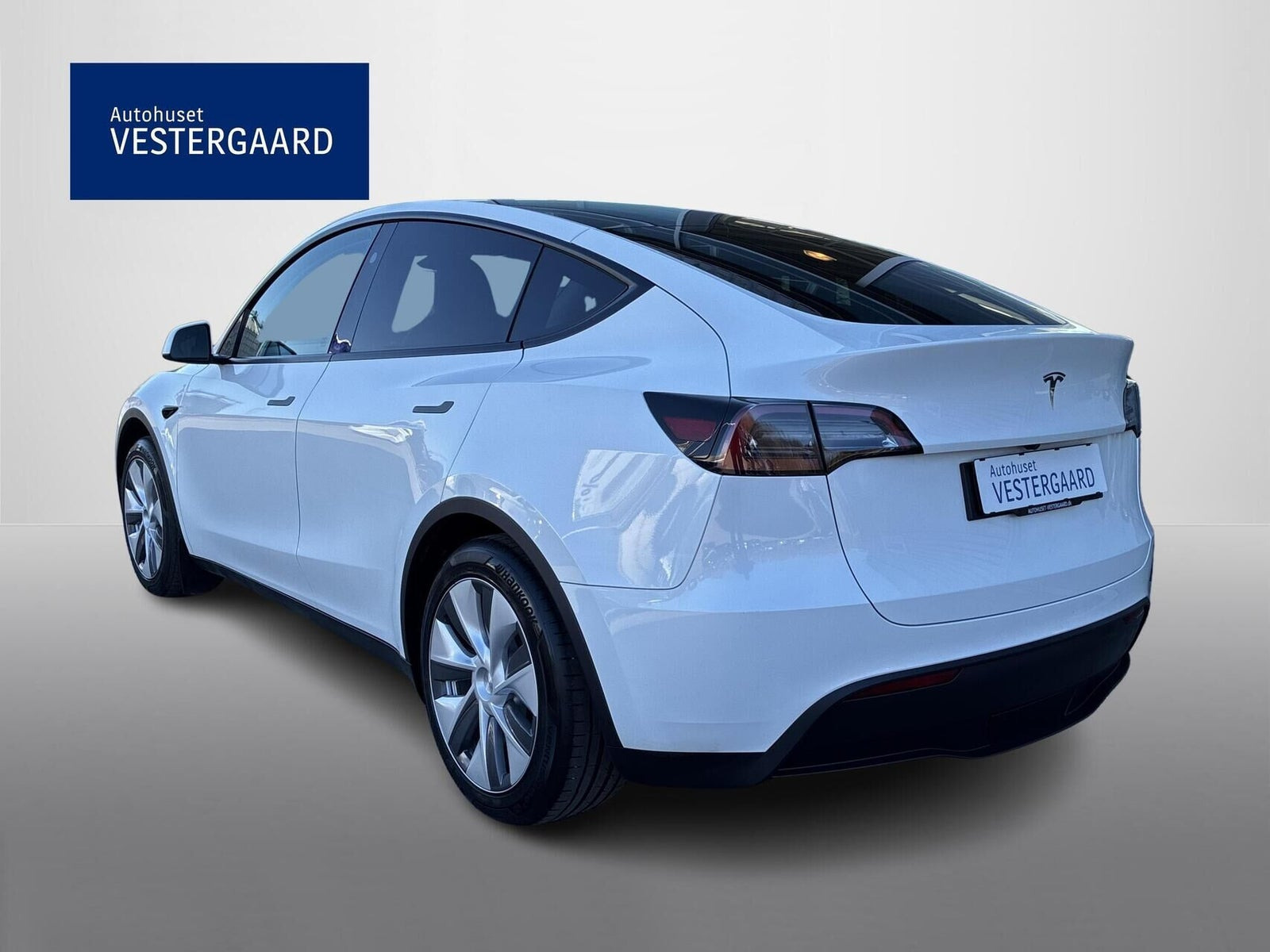 Hvid Tesla Model Y fra 2024