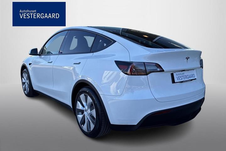 Hvid Tesla Model Y fra 2024