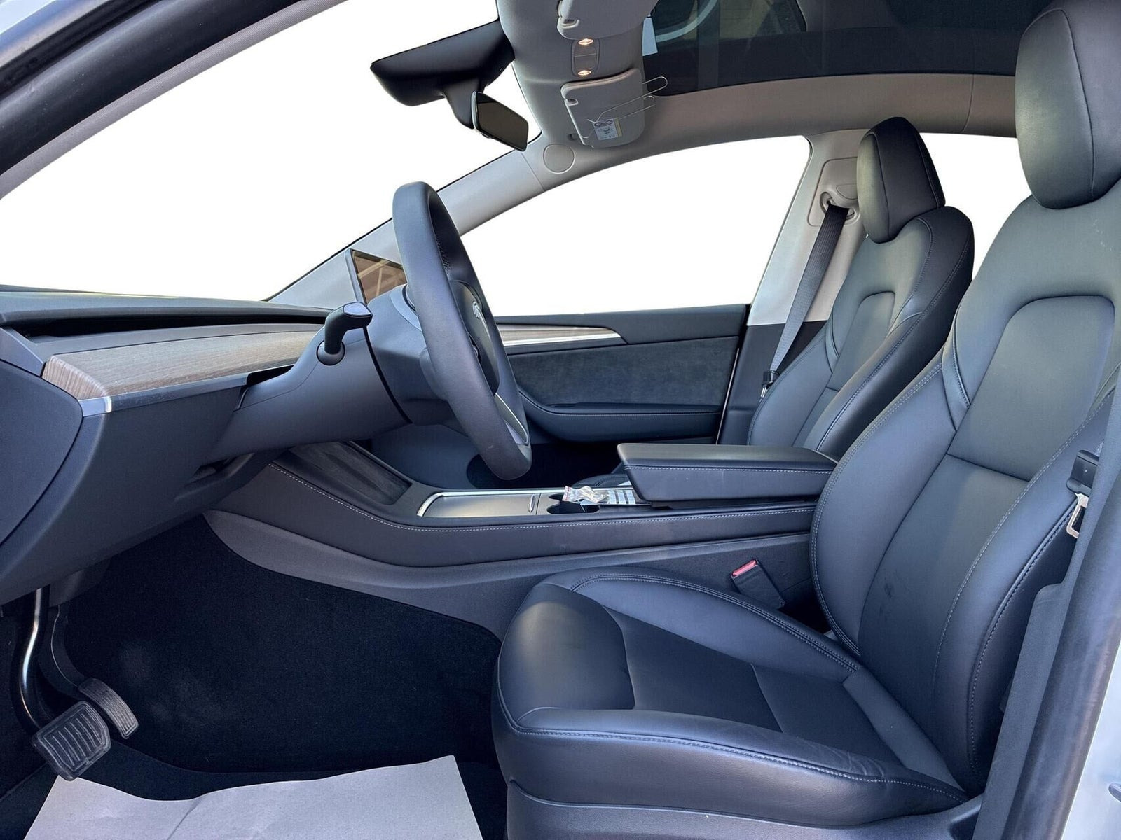 Hvid Tesla Model Y fra 2024