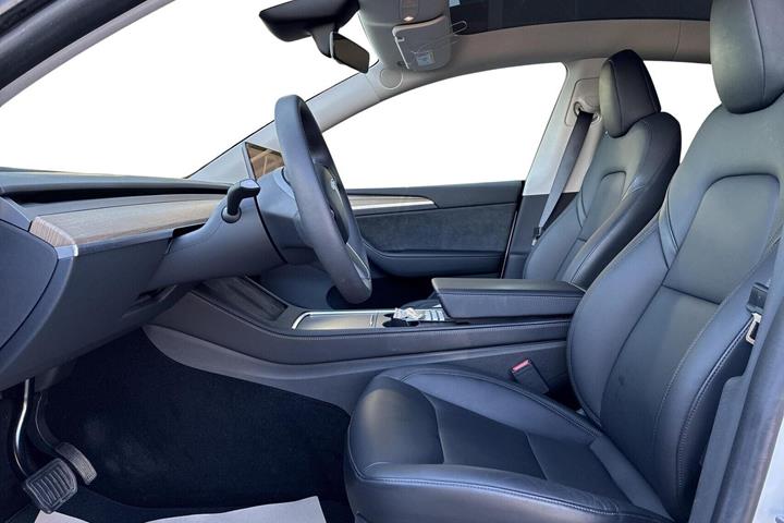 Hvid Tesla Model Y fra 2024