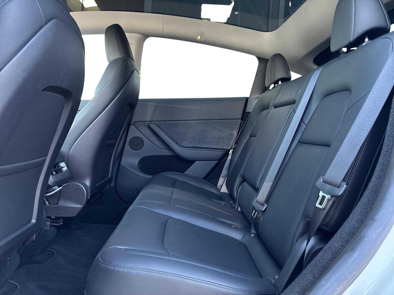 Hvid Tesla Model Y fra 2024