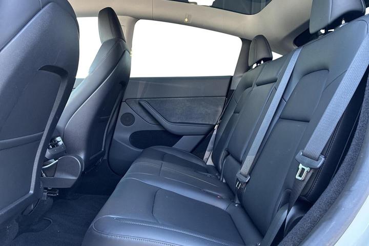 Hvid Tesla Model Y fra 2024