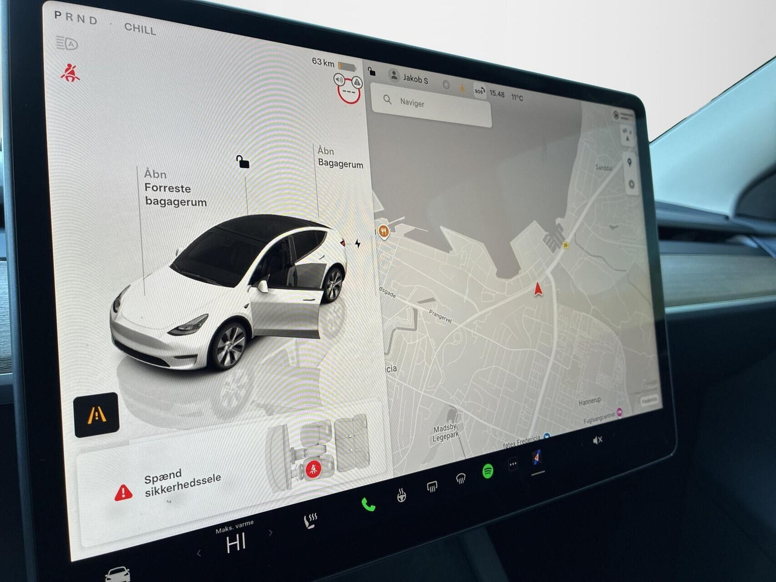 Hvid Tesla Model Y fra 2024