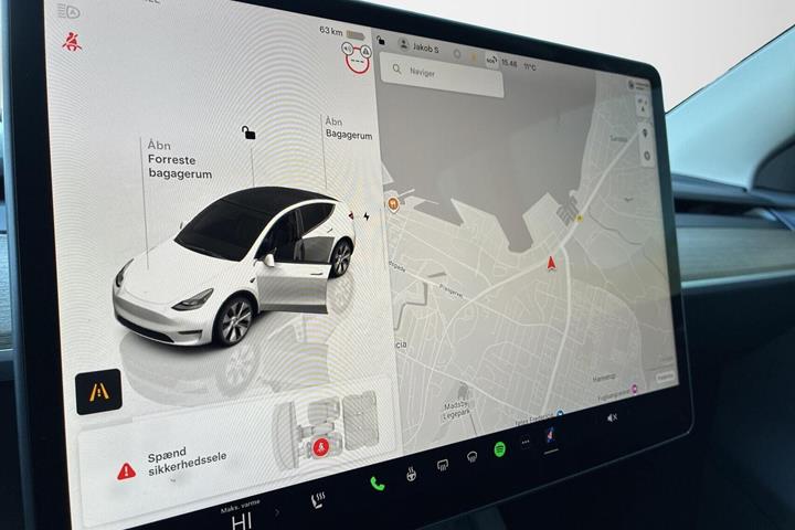 Hvid Tesla Model Y fra 2024