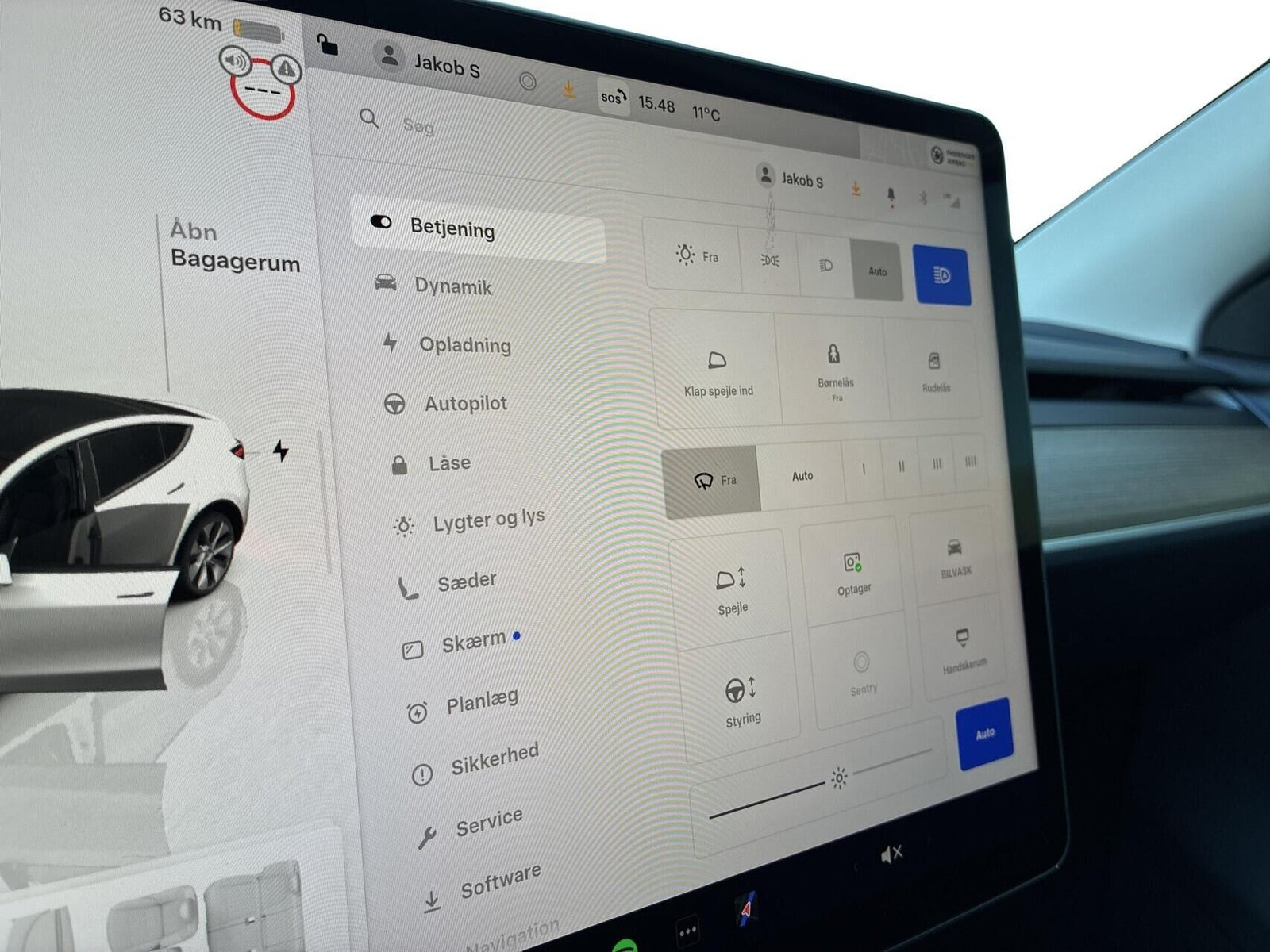 Hvid Tesla Model Y fra 2024