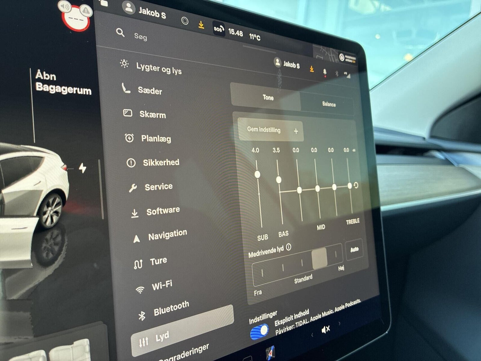 Hvid Tesla Model Y fra 2024