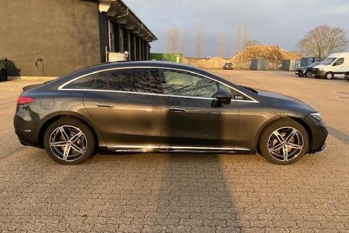 Grå Mercedes EQE 350 fra 2023