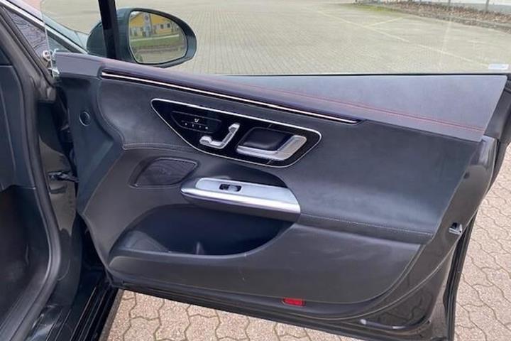 Grå Mercedes EQE 350 fra 2023