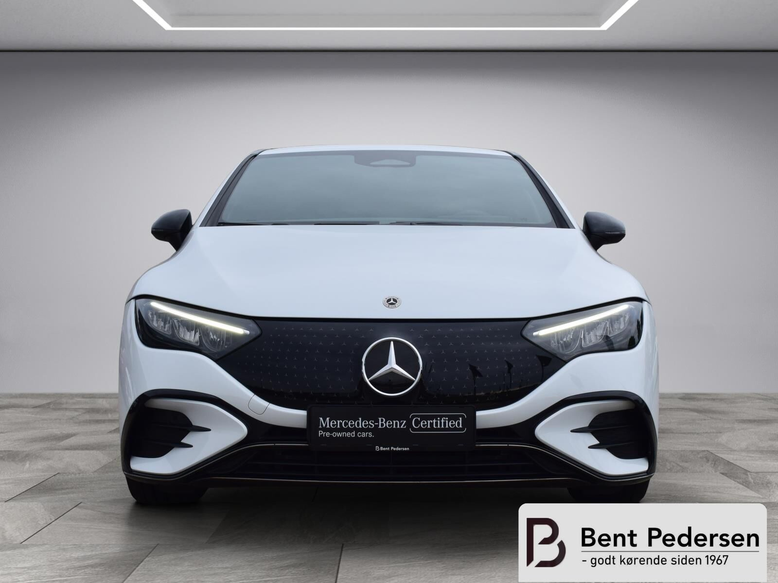 Hvid Mercedes EQE 350 fra 2024
