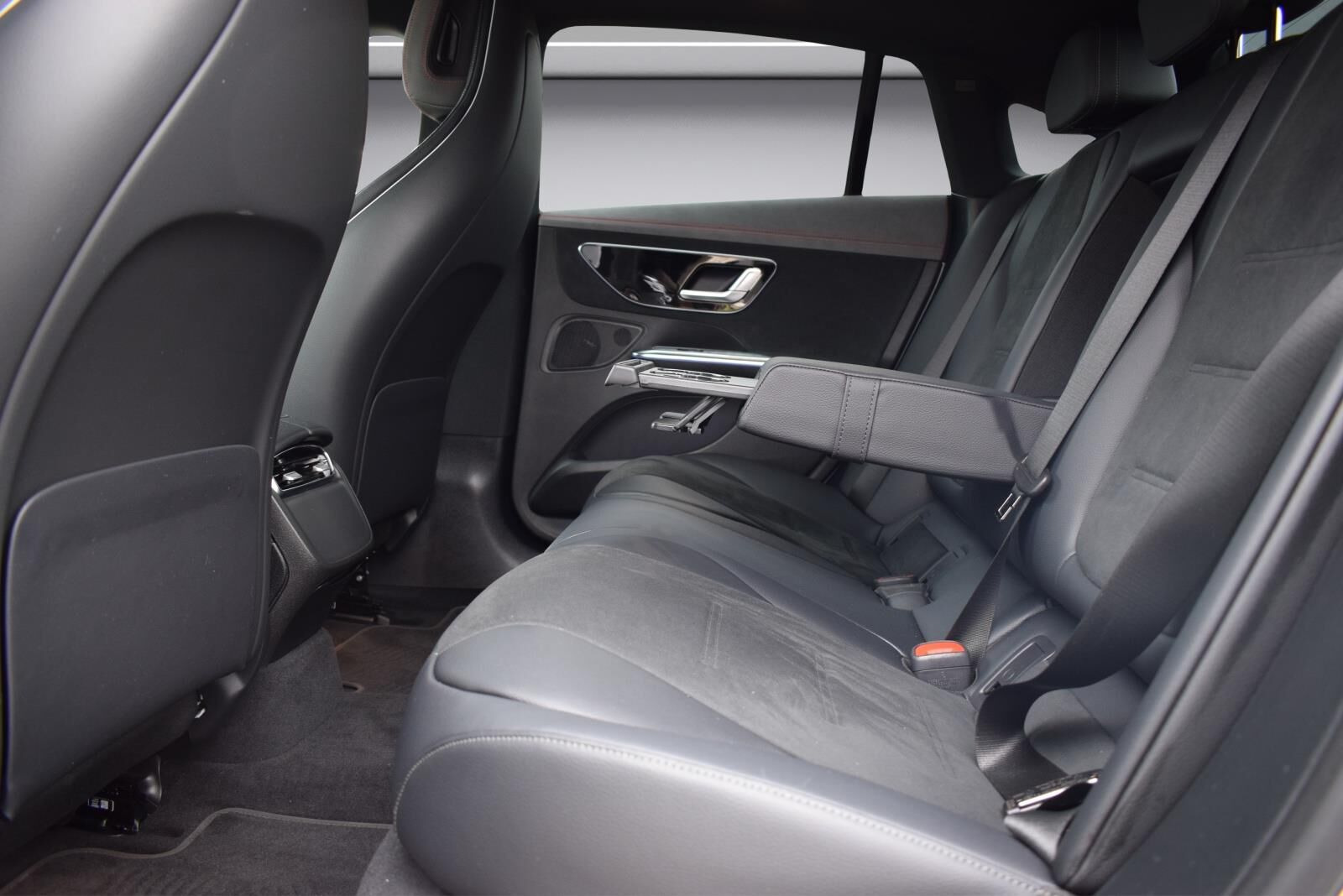Hvid Mercedes EQE 350 fra 2024