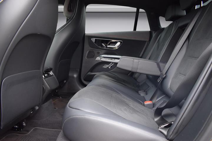 Hvid Mercedes EQE 350 fra 2024