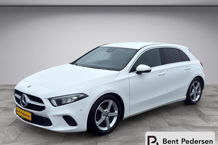 Hvid Mercedes A200 d fra 2020 set udefra