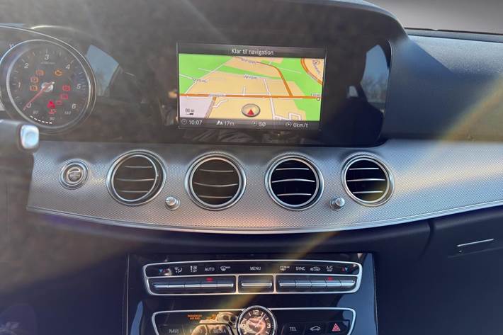Sort Mercedes E220 d fra 2017